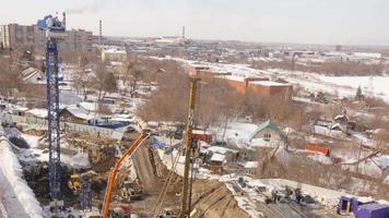 Novosibirsk, russo federazione marzo 14, 2021 - grande costruzione luogo Compreso parecchi gru Lavorando su un' edificio la zona padella Visualizza. aereo Visualizza di il costruzione luogo. video