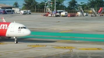 phuket, thailand 28. november 2017 - flugzeug von airasia rollt vor abflug vom flughafen phuket. flughafen phuket. tourismus- und reisekonzept video