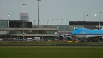 Amsterdam, de Nederland juli 26, 2017 - jumbo Jet klm, ph vriendje taxiën na landen. schiphol vliegveld, Amsterdam, Holland video