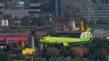 sochi, rusia 02 de agosto de 2022 - airbus a320 de s7 airlines aterrizando en el aeropuerto internacional de sochi, vista lateral. avión de pasajeros a reacción vuela. concepto de turismo y viajes video