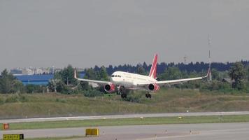 Moskou, Russisch federatie juli 28, 2021 - Koninklijk vlucht passagier vlak landen Bij sheremetyevo Internationale luchthaven, Moskou. landen van de vliegtuig Bij de moment van aanraken de landingsbaan video