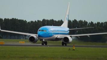 amsterdam, países bajos 24 de julio de 2017 - aviones comerciales boeing 737 de klm despegando en el aeropuerto de schiphol, amsterdam. concepto de turismo y viajes video