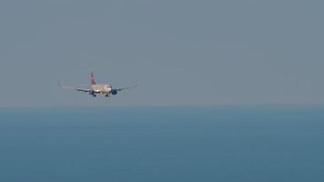 sotschi, russland 29. juli 2022 - boeing 737 von nordwind steigt zur landung über dem schwarzen meer am flughafen sotschi ab. tourismus- und reisekonzept video