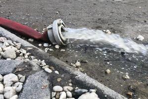 clima extremo - agua bombeada de un sótano inundado en colonia, alemania, después de fuertes lluvias. foto