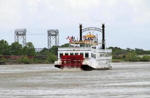 nueva orleans, luisiana, ee.uu., 2019 - barco de vapor subiendo por el río mississippi foto