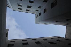 trozo de cielo entre edificios de oficinas foto