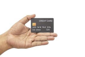 mano cercana de un hombre asiático con una tarjeta de crédito negra en la mano. aislado sobre fondo blanco. concepto de finanzas, comercio, comunicación, social, tecnología, negocios foto