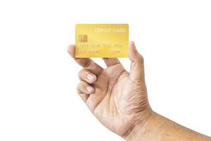 mano de primer plano de un hombre asiático con tarjeta de crédito de oro amarillo en la mano. aislado sobre fondo blanco. concepto de finanzas, comercio, comunicación, social, tecnología, negocios foto