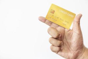 mano de primer plano de un hombre asiático con tarjeta de crédito de oro amarillo en la mano. aislado sobre fondo blanco. concepto de finanzas, comercio, comunicación, social, tecnología, negocios foto