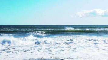 video en cámara lenta de un paisaje marino con hermosas olas