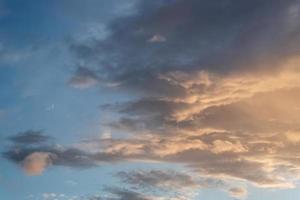 cálido y dramático fondo de nubes al atardecer. foto