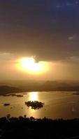 vue en soirée sur les toits de la ville d'udaipur et la vidéo en accéléré vertical du lac pichola vue depuis le point de vue d'udaipur. ville d'udaipur, rajasthan, inde. video