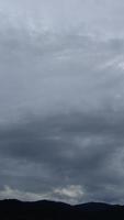 ciel dramatique avec nuage d'orage sur un laps de temps de jour nuageux. video