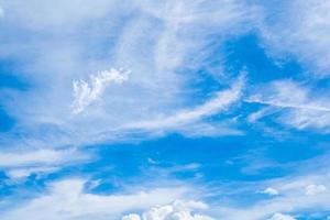 cielo azul con nubes blancas. en un día claro foto