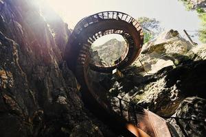 escalera de caracol de metal en liechtensteinklamm o desfiladero de liechtenstein, particularmente estrecho desfiladero con paredes, ubicado en los alpes austriacos, cerca de salzburgo, austria. foto