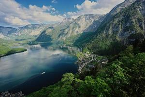 vista panorámica desde arriba del paisaje escénico sobre el lago de los alpes austriacos en hallstatt, austria. foto