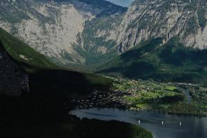 vista panorámica desde arriba del paisaje escénico sobre el lago de los alpes austriacos en hallstatt, austria. foto