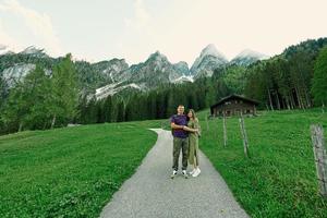 pareja en las montañas en vorderer gosausee, gosau, alta austria. foto