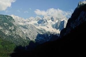 montañas cubiertas de nieve en vorderer gosausee, gosau, alta austria. foto