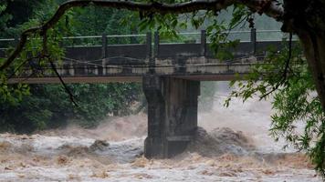 Wasserfall Katarakt in Waldbergen. Nach heftigen Regenfällen in Thailand fließen schmutzige Bäche die Berghänge des Bergwaldes hinunter. Flussflut, selektiver Fokus. video