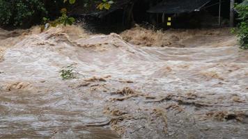 Wasserfall Katarakt in Waldbergen. Nach heftigen Regenfällen in Thailand fließen schmutzige Bäche die Berghänge des Bergwaldes hinunter. Flussflut, selektiver Fokus. video