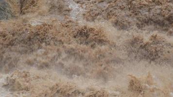 waterval cataract in Woud bergen. vuil streams zijn vloeiende naar beneden de berg hellingen van de berg Woud na zwaar regent in Thailand. rivier- overstroming, selectief focus. video