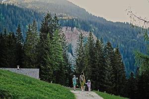 madre con hijos en vorderer gosausee, gosau, alta austria. foto