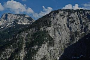 hermoso paisaje montañoso alpino. alpes de hallstatt, austria. foto