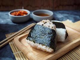 onigiri comida tradicional japonesa foto