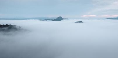 niebla y montañas por la mañana foto