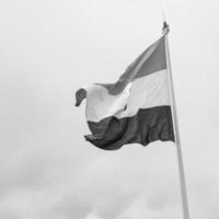 bandera india ondeando en connaught place con orgullo en el cielo azul, bandera india ondeando, bandera india el día de la independencia y el día de la república de india, ondeando bandera india, banderas indias ondeando - blanco y negro foto