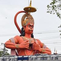 gran estatua de lord hanuman cerca del puente del metro de delhi situado cerca de karol bagh, delhi, india, lord hanuman gran estatua tocando el cielo foto