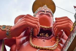 gran estatua de lord hanuman cerca del puente del metro de delhi situado cerca de karol bagh, delhi, india, lord hanuman gran estatua tocando el cielo foto