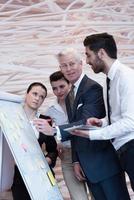 grupo de personas de negocios haciendo lluvia de ideas y tomando notas para flipboard foto