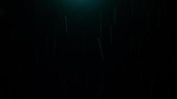 nacht regen. 4k lus regen druppels vallend in regenachtig seizoen. video