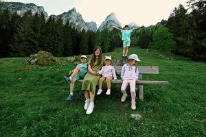 madre con hijos en las montañas vorderer gosausee, gosau, alta austria. foto