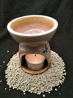 lugar de aromaterapia hecho de cerámica con cera como dispositivo de calentamiento foto