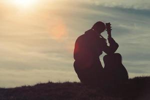 chica con guitarra en la hierba foto