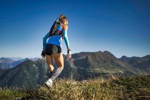 mujer deportiva durante un sendero ulta en las montañas foto