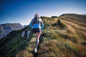 atleta femenina de carreras de montaña foto