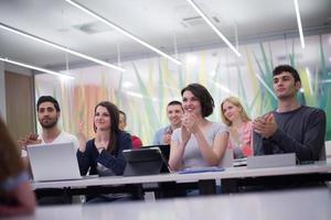 profesor con un grupo de estudiantes en el aula foto