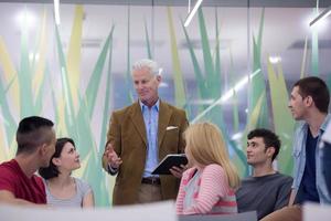 profesor con un grupo de estudiantes en el aula foto