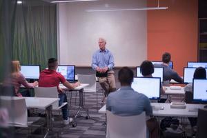 profesor y estudiantes en el aula de laboratorio de computación foto