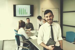 joven hombre de negocios con tableta en la sala de reuniones de la oficina foto