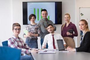 retrato del grupo de personas de negocios en la sala de reuniones de la oficina moderna foto