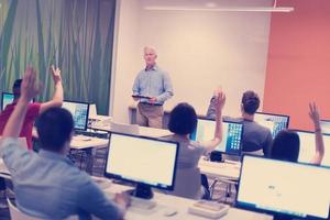 profesor y estudiantes en el aula de laboratorio de computación foto