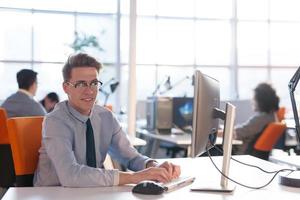 hombre de negocios que trabaja usando una computadora en la oficina de inicio foto