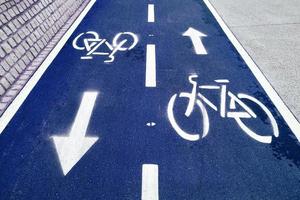 señal de tráfico de bicicletas en la carretera
