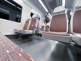 asientos de vagón de tren vacíos, modo de transporte en tren foto