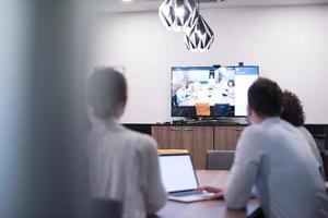 equipo de negocios de inicio en una reunión en un edificio de oficinas moderno foto